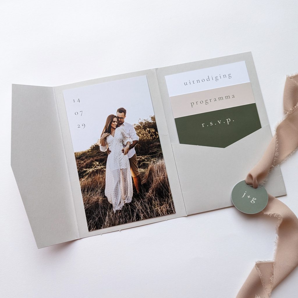 Foto pocketfold trouwkaart in groen en beige
