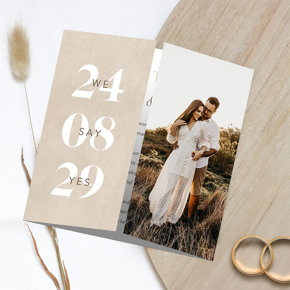 Beige tweeluik trouwkaart met foto en trouwdatum